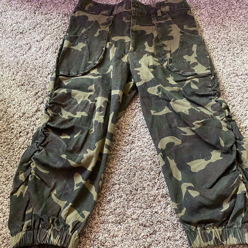 Adika Capri Camo Pants